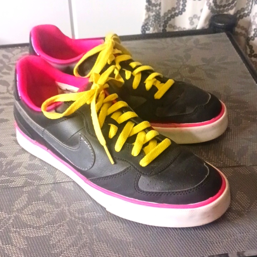 Nike Sneakers Black Ladies Sz 9M